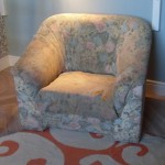 Старое кресло без чехла